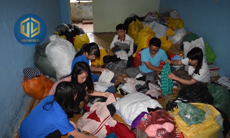 Quyên góp qu?n áo