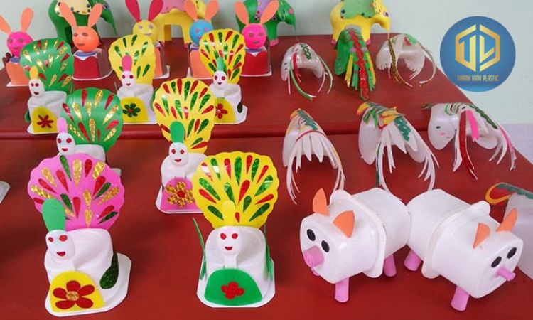 Rác th?i nh?a làm ?? ch?i