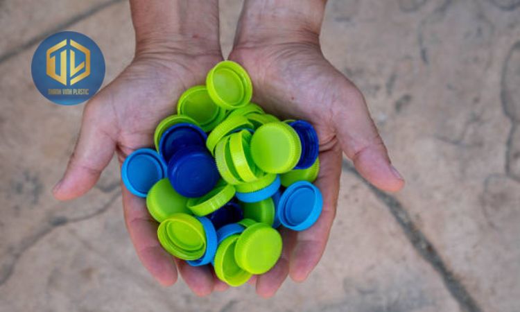 Tái ch? n?p chai nh?a