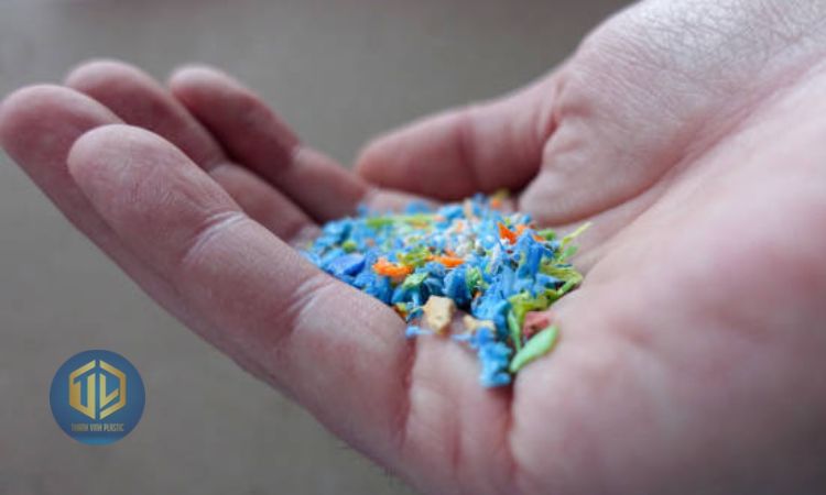 Ch?t li?u làm nên thùng rác nh?a