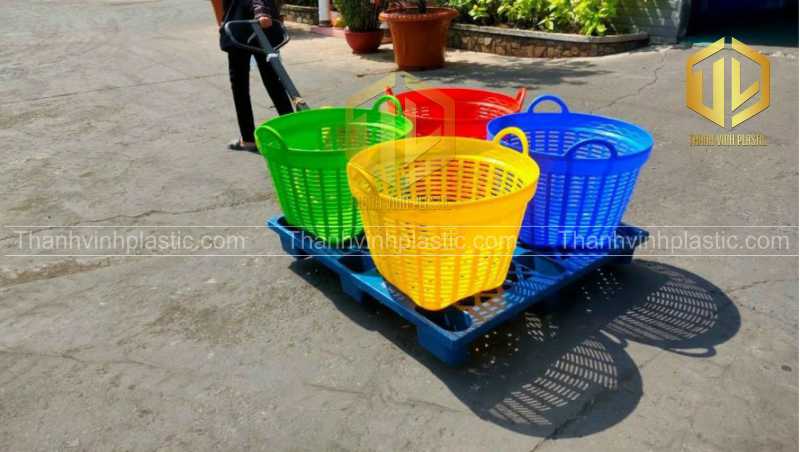 pallet c?c s?u riêng k?t h?p v?i xe kéo và c?n xé