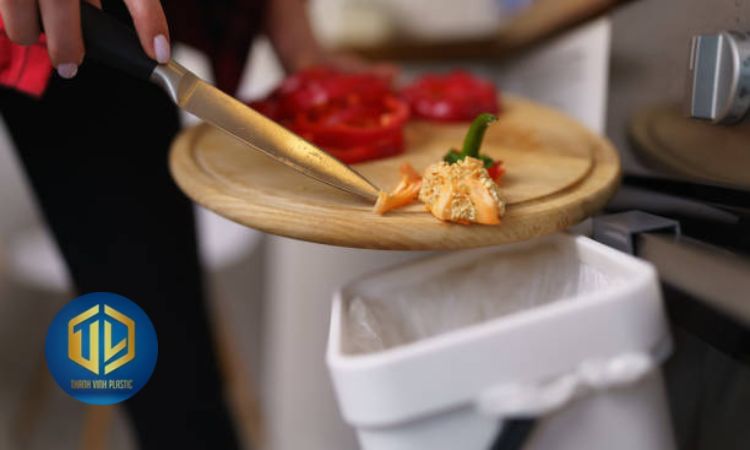 7 m?u thùng rác treo cánh t? b?p ??p, b?n b? và giá t?t nh?t