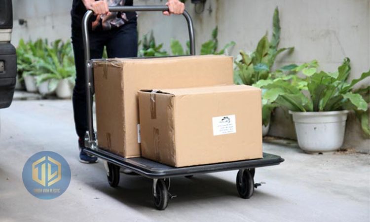 ?ng d?ng c?a pallet nh?a có bánh xe