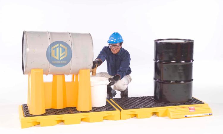 Pallet nh?a ch?ng tràn d?u