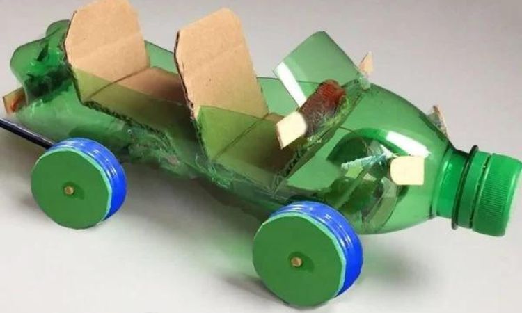 Chai nh?a tái ch? thành xe ?? ch?i