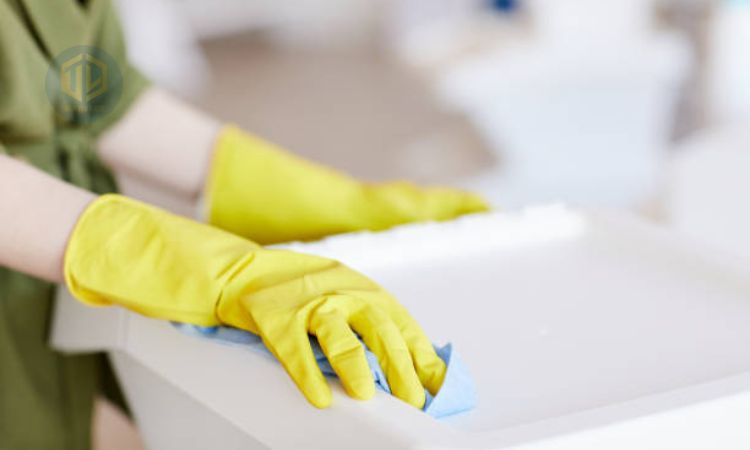 C? r?a và lau s?ch thùng rác