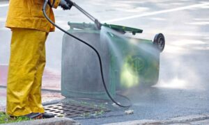 R?a tr?i v?t b?n và kh? trùng thùng rác