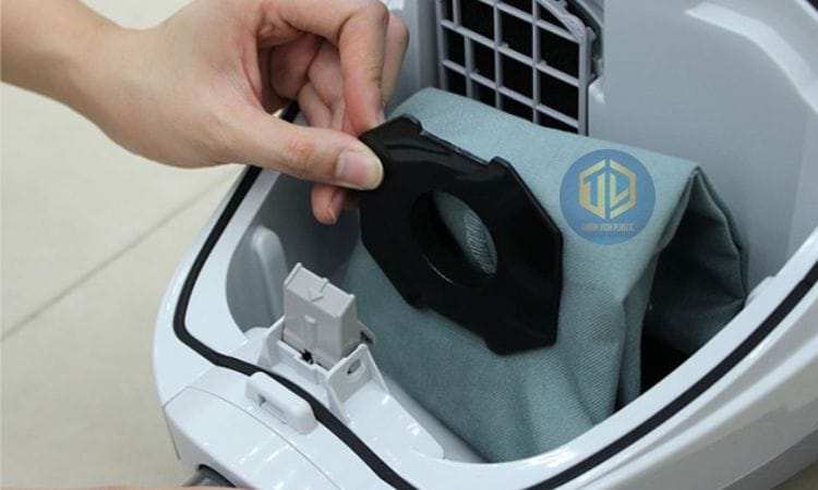 Cách l?p ??t túi ??ng rác máy hút b?i