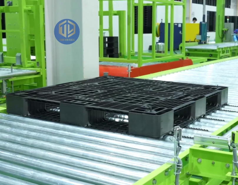 Pallet nh?a ch? th?p giá r?