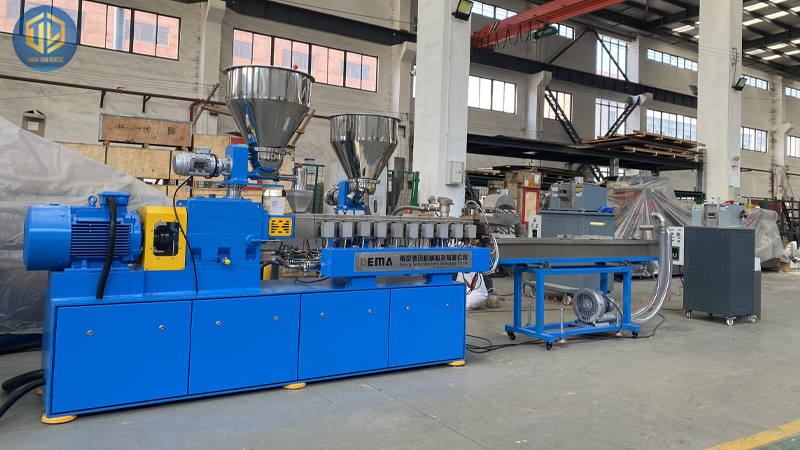 Máy s?n xu?t h?t nh?a