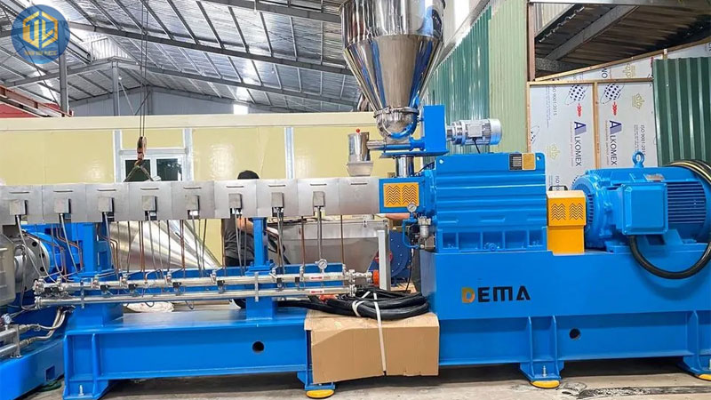 Máy s?n xu?t h?t nh?a